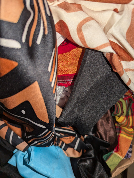 Fabric scraps (MAX 2 SMALL CARDBOARDS OR 1 MEDIUM)